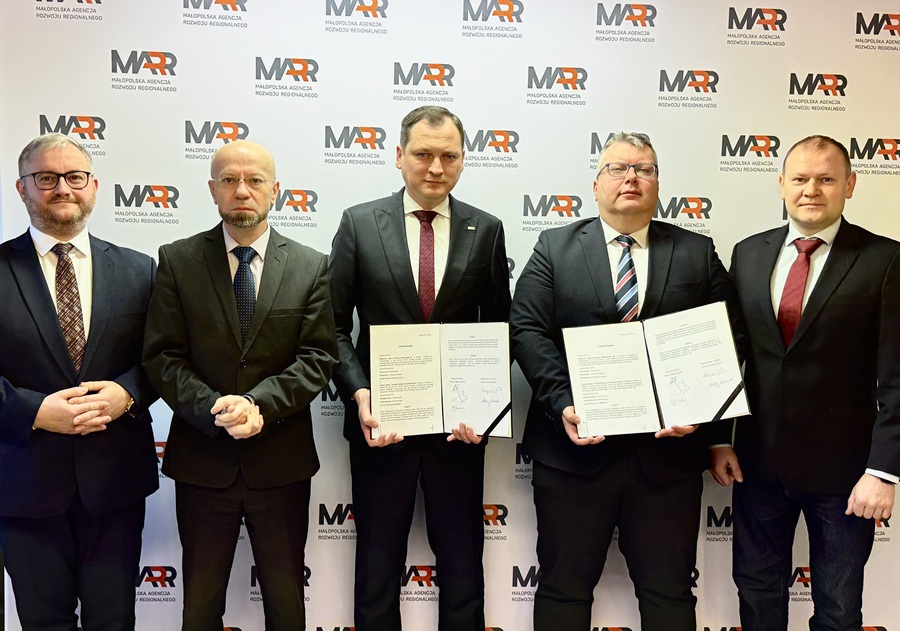 Zdjęcie przedstawia przedstawicieli Małopolskiej Agencji Rozwoju Regionalnego i Zarządu Klastra Rybitwy - Fundacji Rozwoju Przedsiębiorczości podpisujących list intencyjny w sprawie współpracy między oboma podmiotami